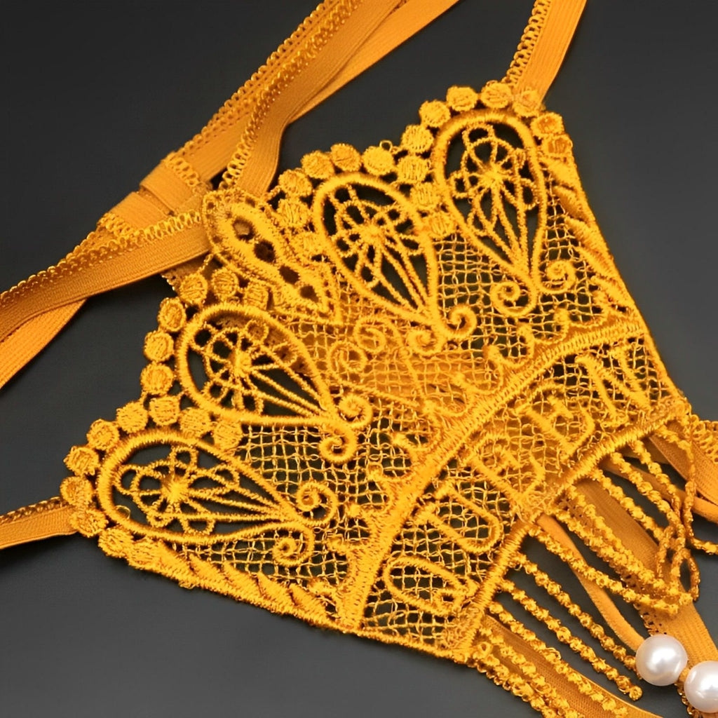 Calcinha com detalhes em franja e pérolas