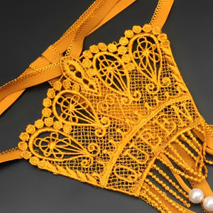 Calcinha com detalhes em franja e pérolas