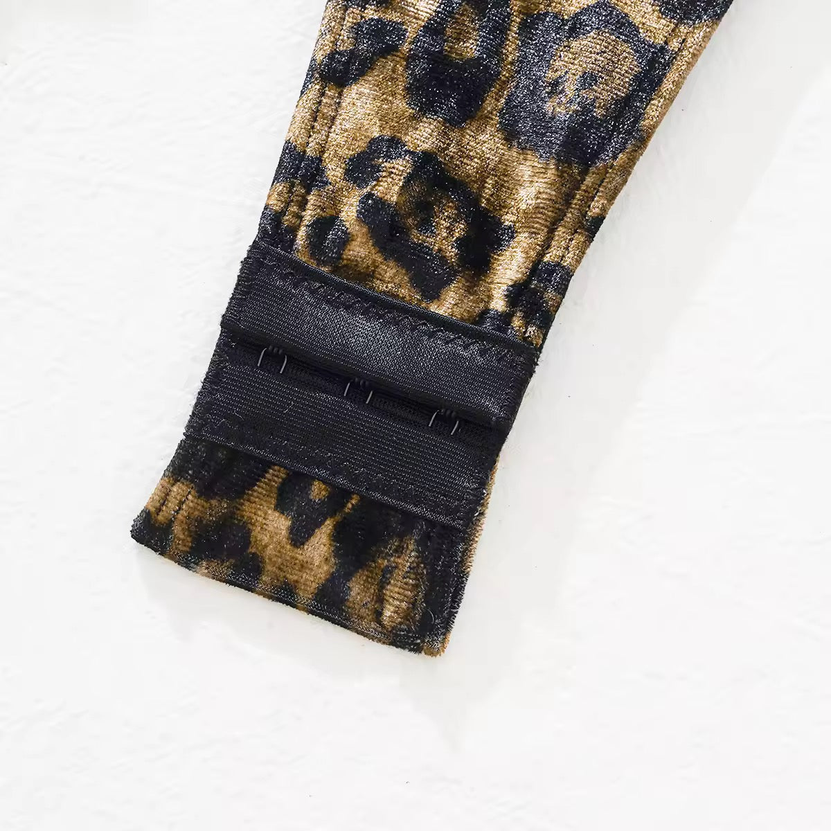 Body Sexy Animal Print – Poder Selvagem e Elegância Atemporal - com luvas e meias