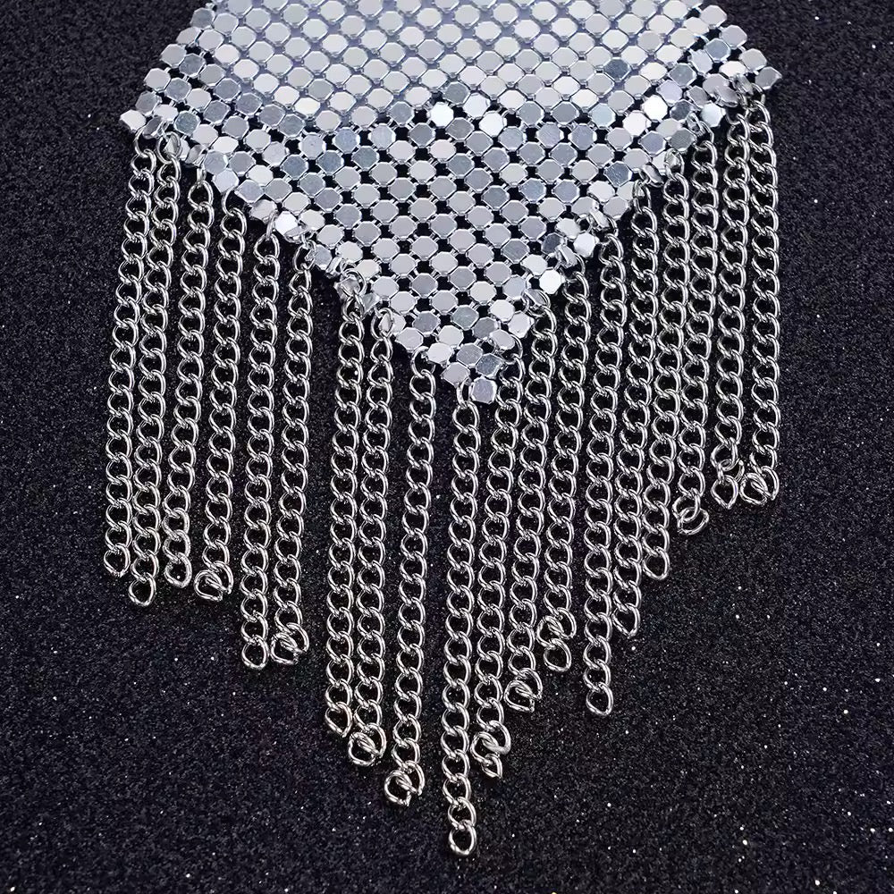 Tapa-Seios Metálico com Franjas – Efeito Cobra de Luxo