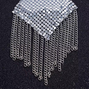 Tapa-Seios Metálico com Franjas – Efeito Cobra de Luxo