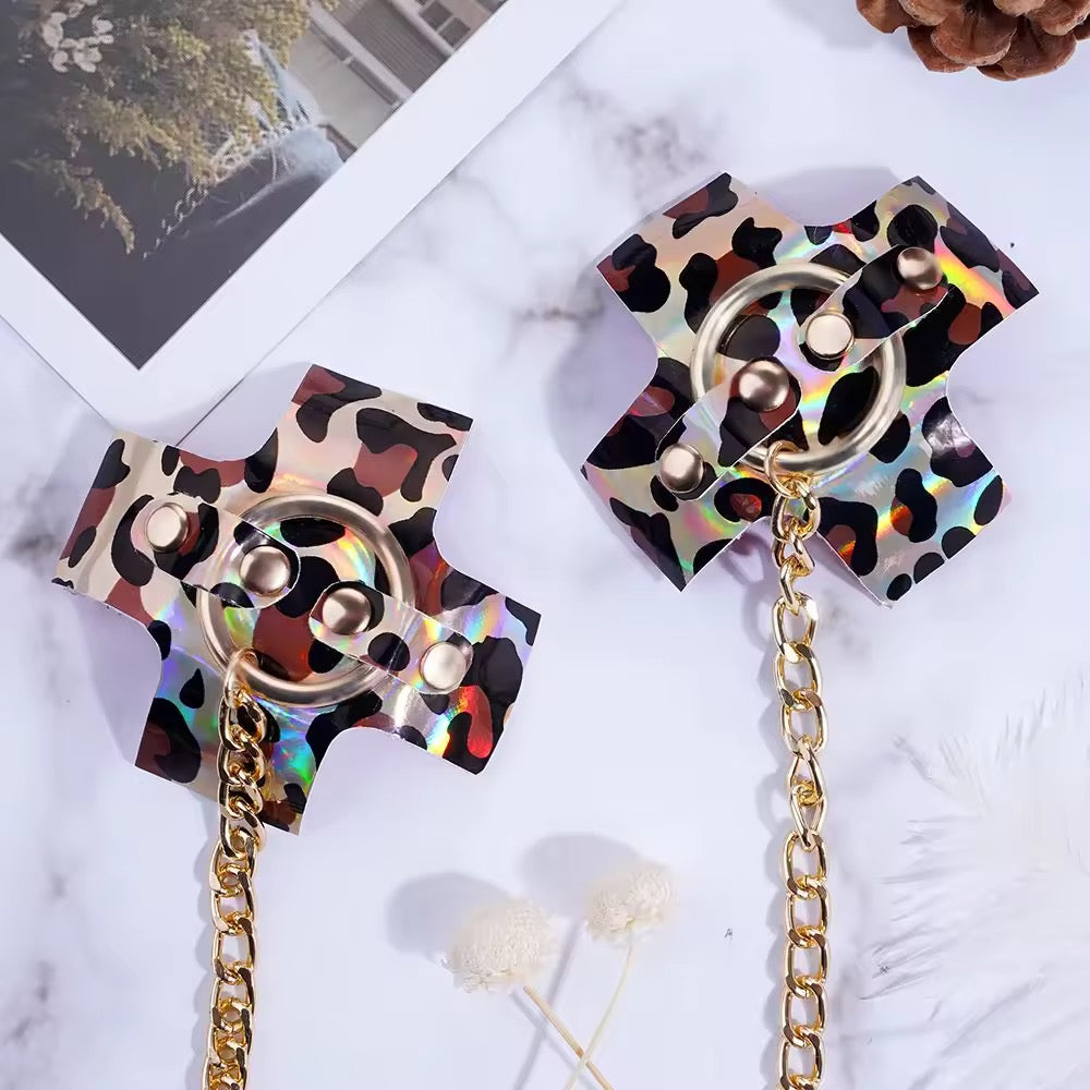 Tapa-Seios Animal Print com Harness e Correntes – Selvagem e Imparável