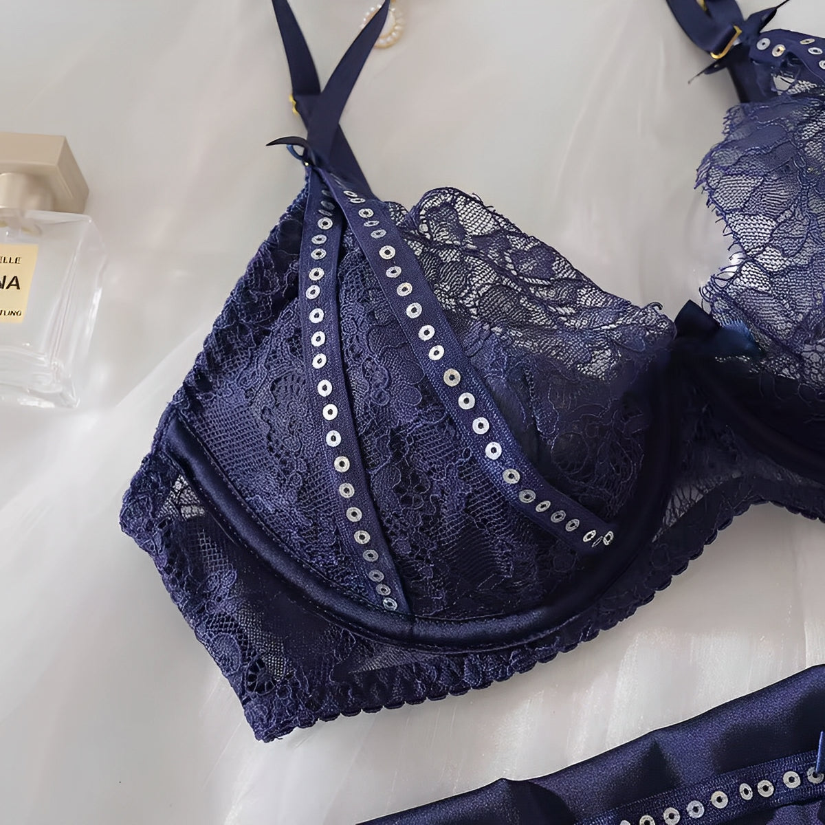 Lingerie Azul Noite com Cinta-Liga – Brilho e mistério em um só visual