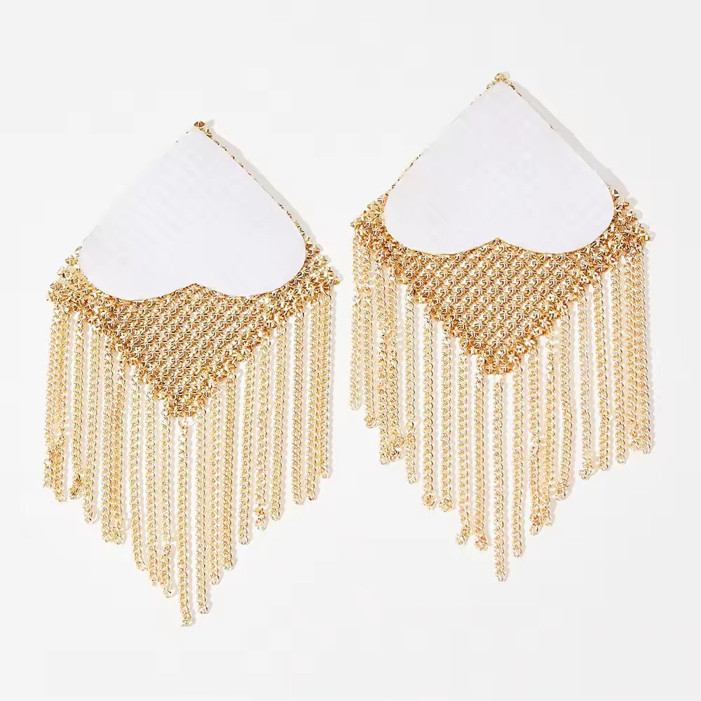 Tapa-Seios Metálico com Franjas – Efeito Cobra de Luxo