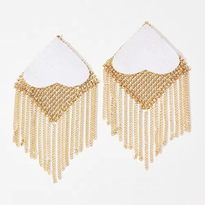 Tapa-Seios Metálico com Franjas – Efeito Cobra de Luxo