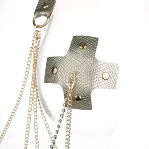 Tapa-Seios Golden Cross com Coleira de Luxo – Sedução Dourada com Correntes