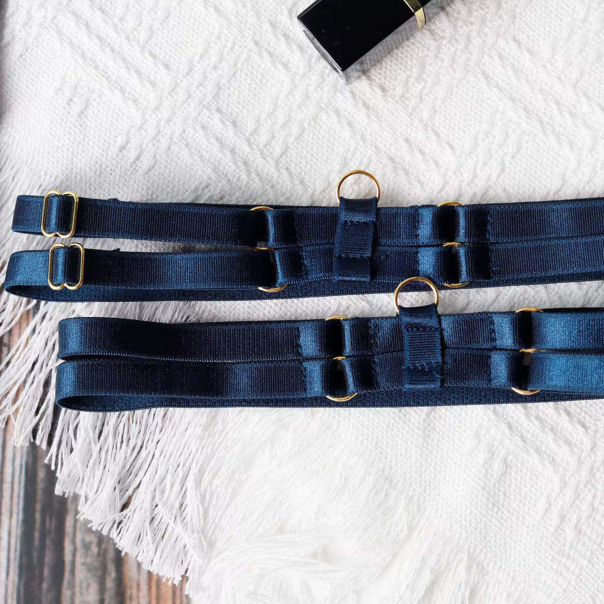 Lingerie Midnight Lace – Renda Preta com Harness e Cinta-Liga | Com Aro, Sem Bojo