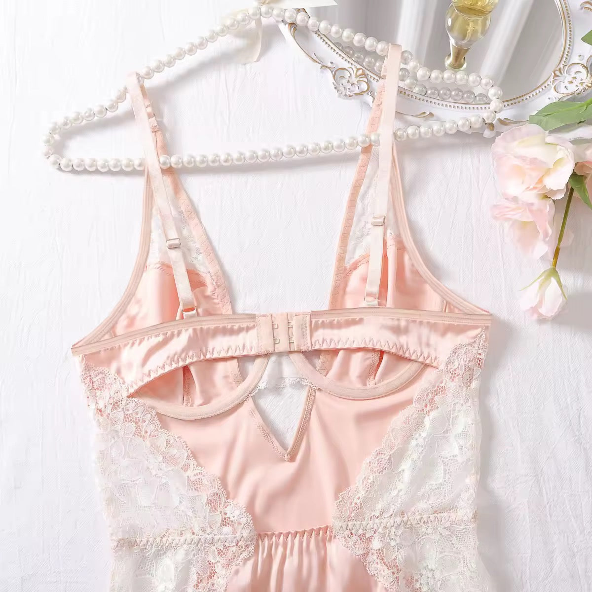 Camisola Rosé Angel – Acetinada com Renda e Detalhe Vazado