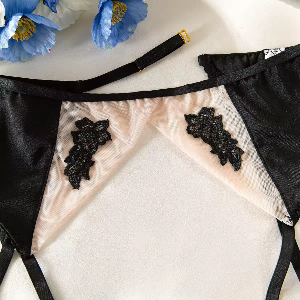 Lingerie Rosé Encanto – Cetim com Bordado Floral e Cinta-Liga