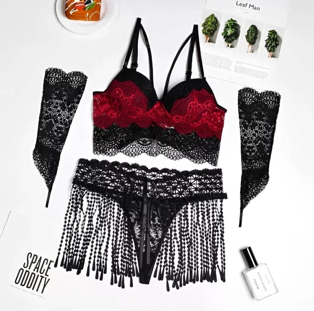 Lingerie com bojo, acompanha saia e luvas de renda