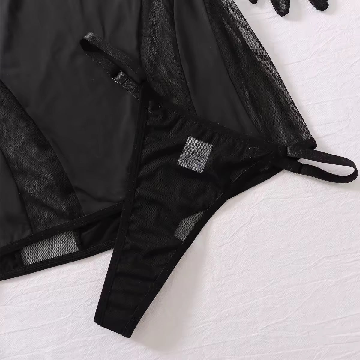 Vestido Black Hypnotic com Luvas - Recortes Sensuais e Ajuste Perfeito
