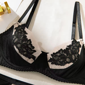 Lingerie Rosé Encanto – Cetim com Bordado Floral e Cinta-Liga