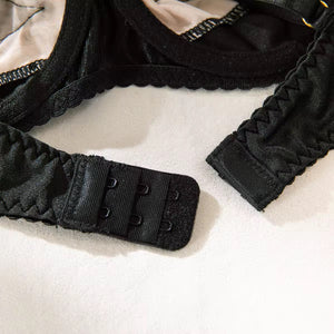 Lingerie Rosé Encanto – Cetim com Bordado Floral e Cinta-Liga