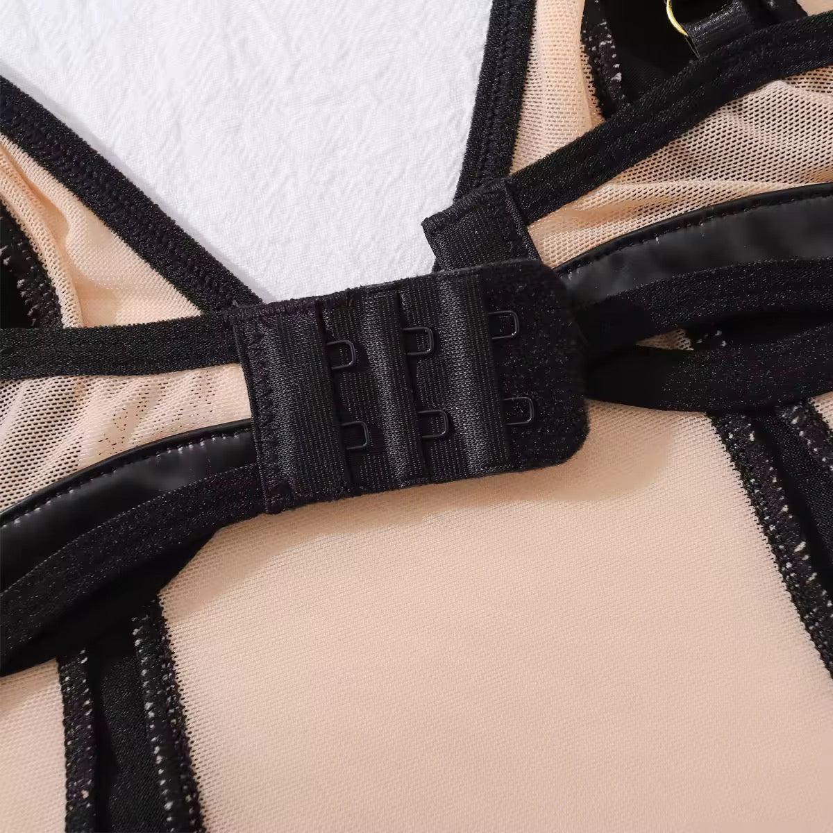 Body Preto Transparente com Recortes – Sensualidade, Poder e Estilo Moderno