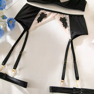 Lingerie Rosé Encanto – Cetim com Bordado Floral e Cinta-Liga