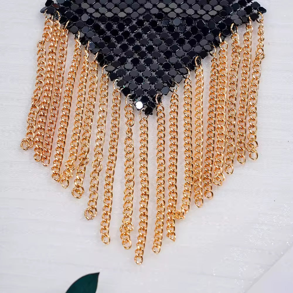 Tapa-Seios Metálico com Franjas – Efeito Cobra de Luxo