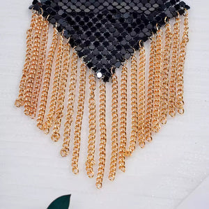 Tapa-Seios Metálico com Franjas – Efeito Cobra de Luxo