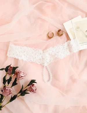 Calcinha de renda com detalhes em pérolas