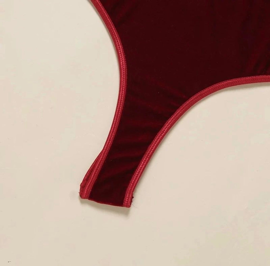 Body de veludo com bordado em flores