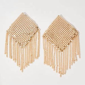 Tapa-Seios Metálico com Franjas – Efeito Cobra de Luxo