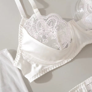 Lingerie Branca Clássica com Cinta Liga – Sofisticação em cada detalhe