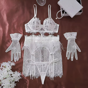 Lingerie Branca com Plumas – Glamour que encanta e destaca