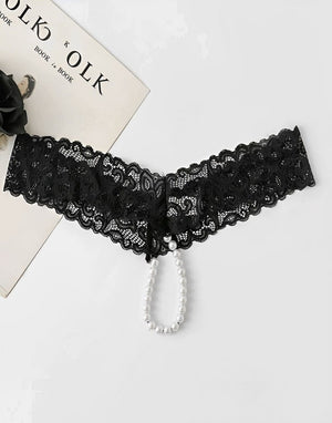 Calcinha de renda com detalhes em pérolas