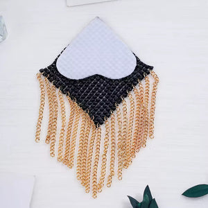 Tapa-Seios Metálico com Franjas – Efeito Cobra de Luxo