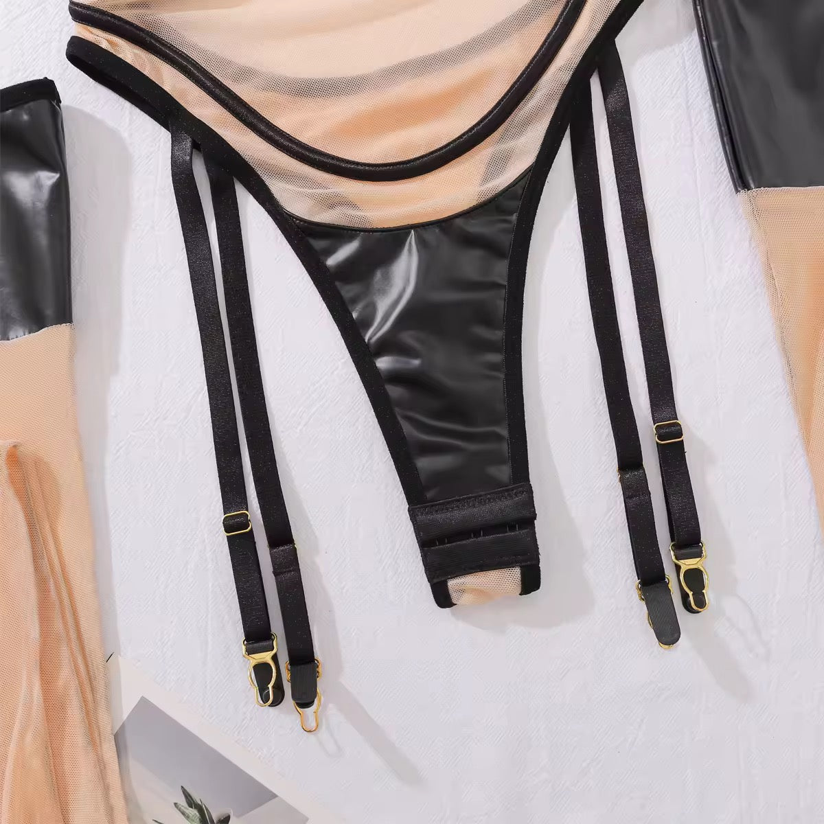 Body Preto Transparente com Recortes – Sensualidade, Poder e Estilo Moderno