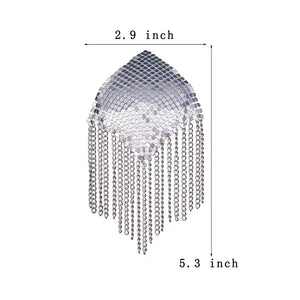 Tapa-Seios Metálico com Franjas – Efeito Cobra de Luxo