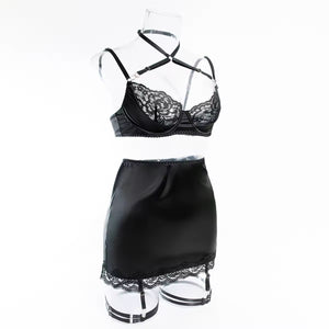 Lingerie Red Seduction – Com Saia de Cetim, Ligas e Fio Dental Regulável