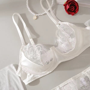 Lingerie Branca Clássica com Cinta Liga – Sofisticação em cada detalhe