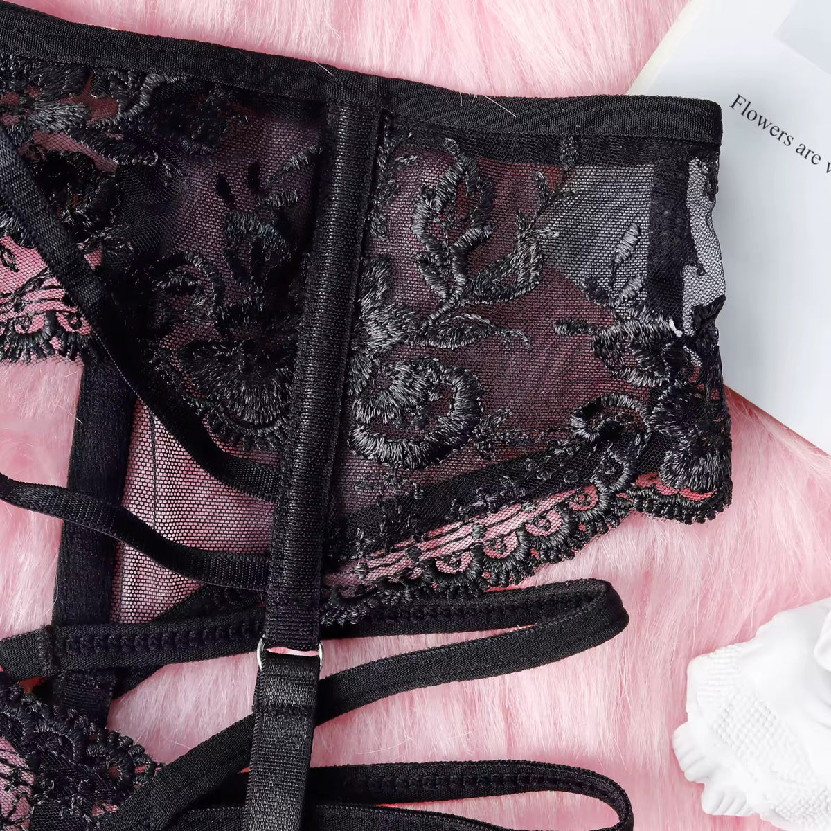 Lingerie Black Secret – Renda Floral com Strappy e Cinta-Liga