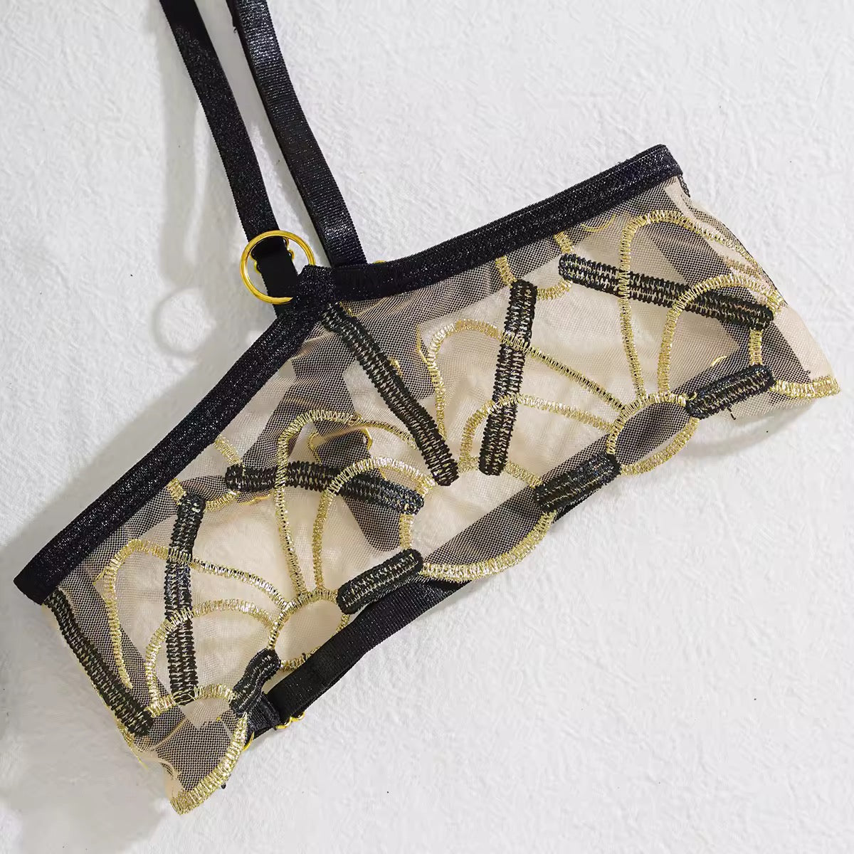 Lingerie Luxo com Correntes Douradas – Um espetáculo de brilho e ousadia