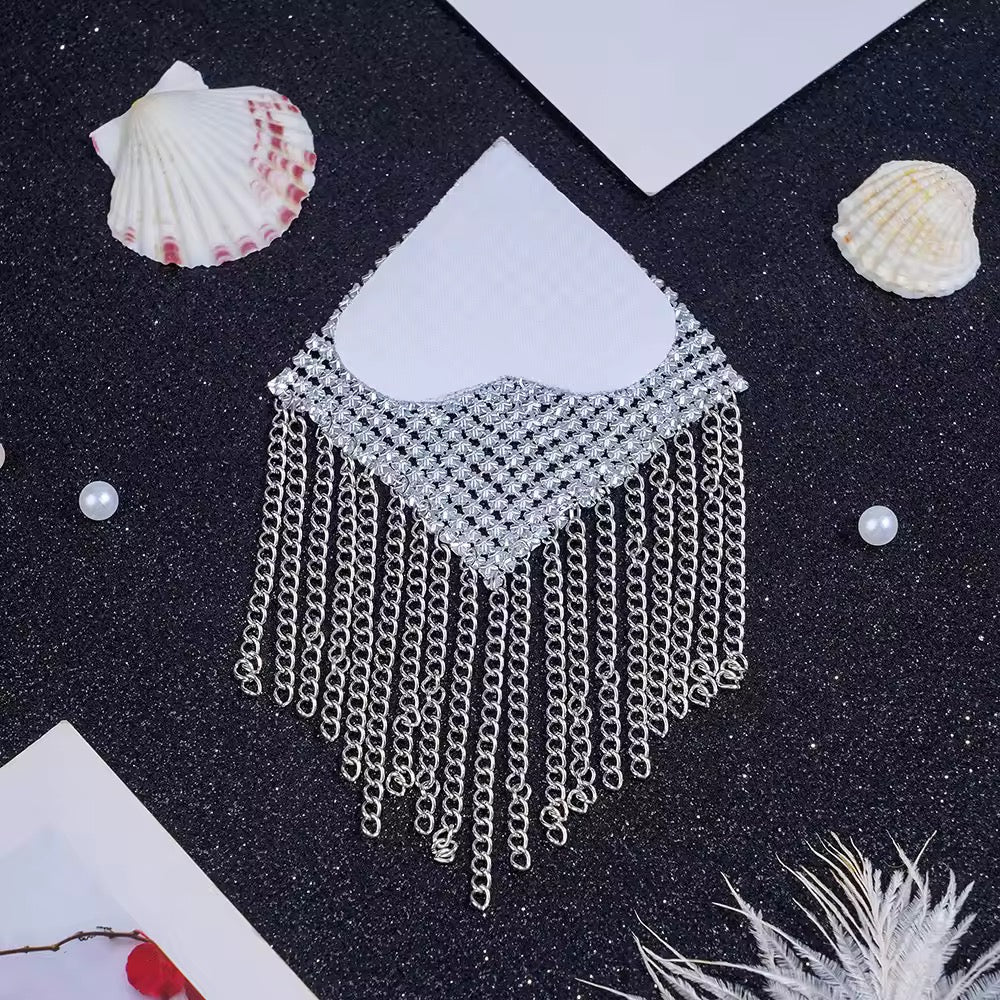 Tapa-Seios Metálico com Franjas – Efeito Cobra de Luxo