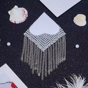 Tapa-Seios Metálico com Franjas – Efeito Cobra de Luxo