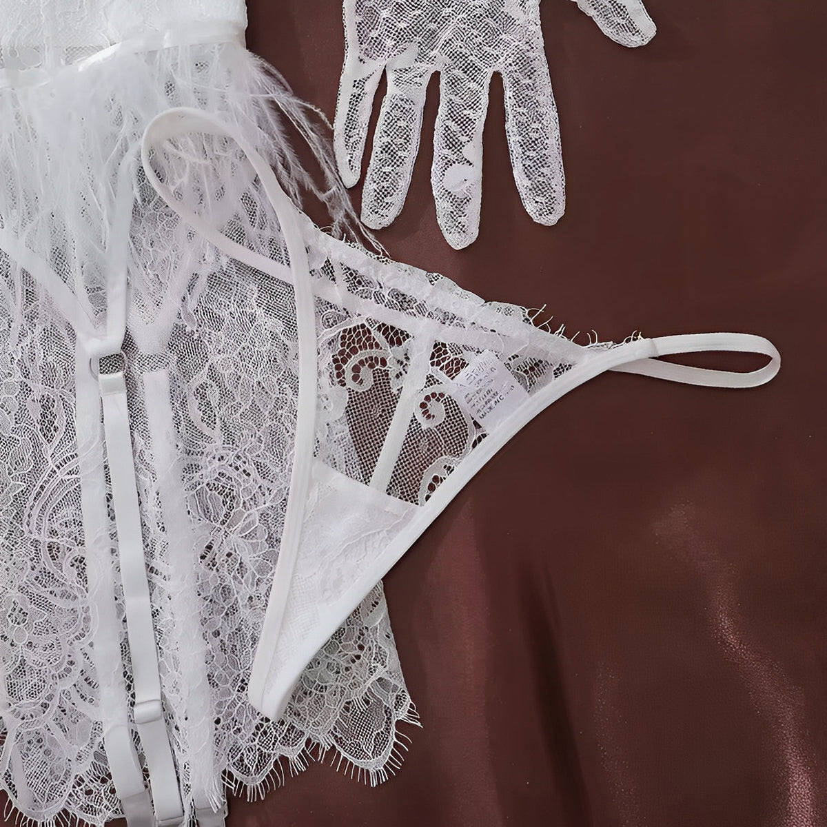 Lingerie Branca com Plumas – Glamour que encanta e destaca