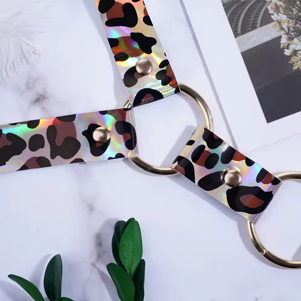 Tapa-Seios Animal Print com Harness e Correntes – Selvagem e Imparável
