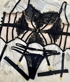 Conjunto Corselet Preto em Renda com Cinta-Liga e Choker – Lingerie Sexy, Sensual e Ousada para Mulheres Poderosas, do P ao G