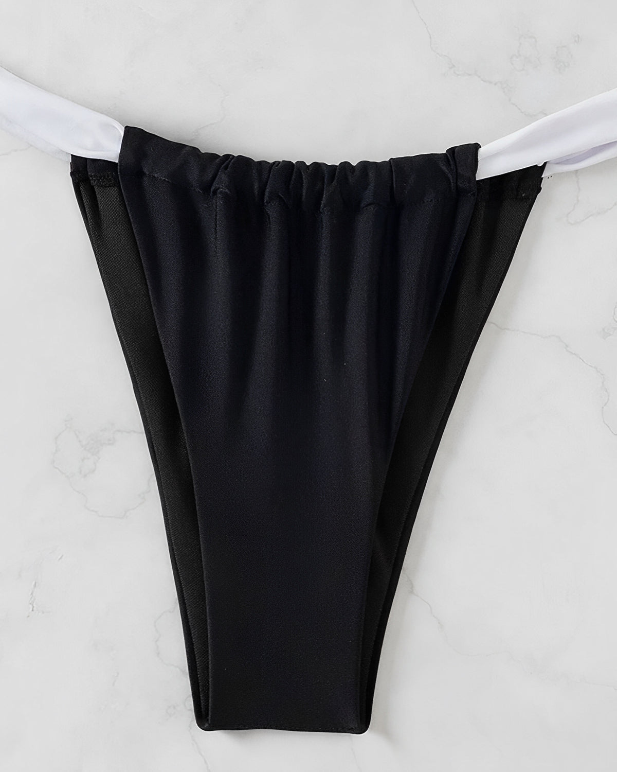 Biquíni Preto com Detalhes Brancos – Sofisticação e Modernidade