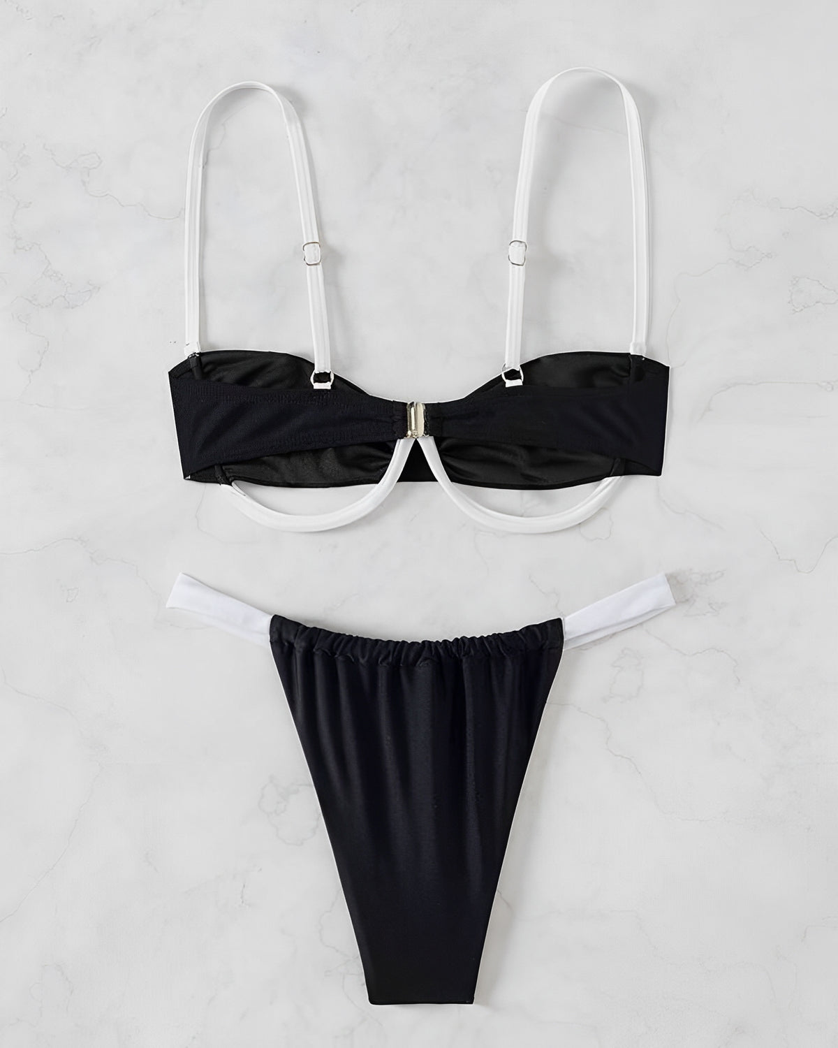 Biquíni Preto com Detalhes Brancos – Sofisticação e Modernidade