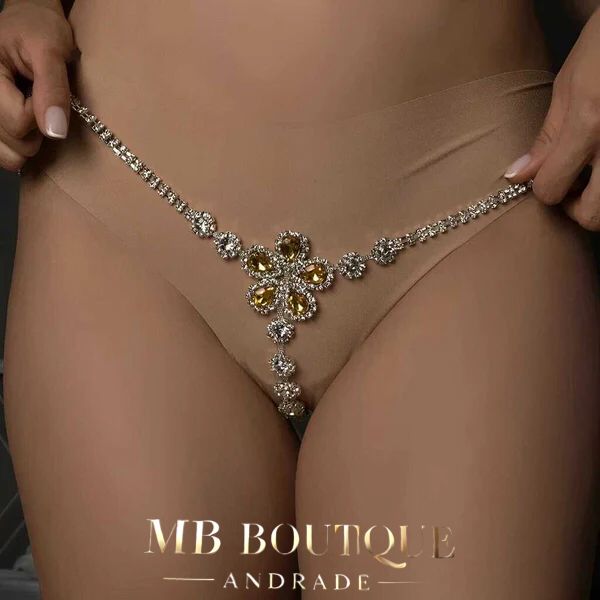 Calcinha luxo com detalhes em strass 