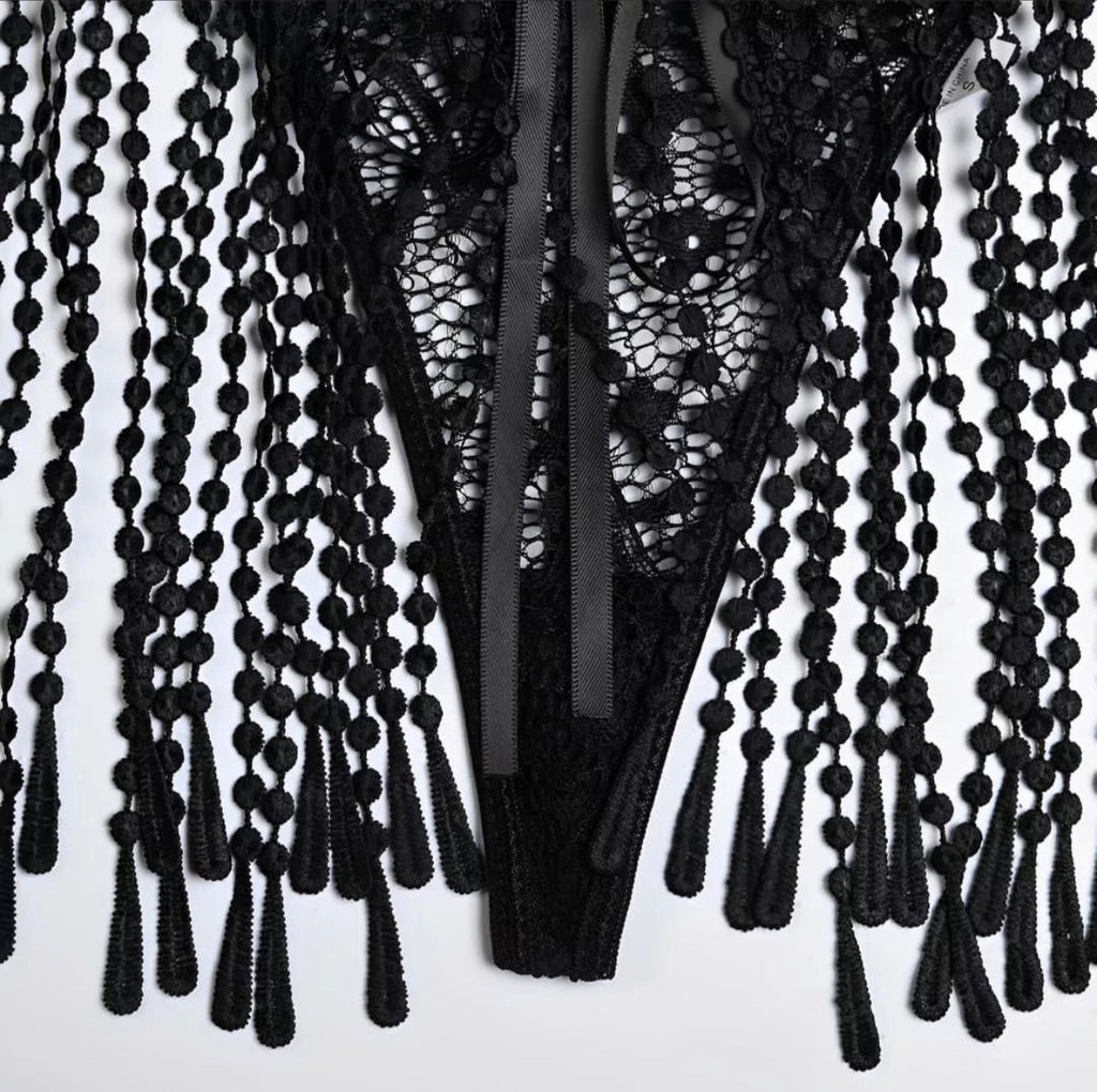 Lingerie com bojo, acompanha saia e luvas de renda