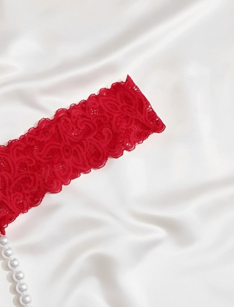 Calcinha de renda com detalhes em pérolas