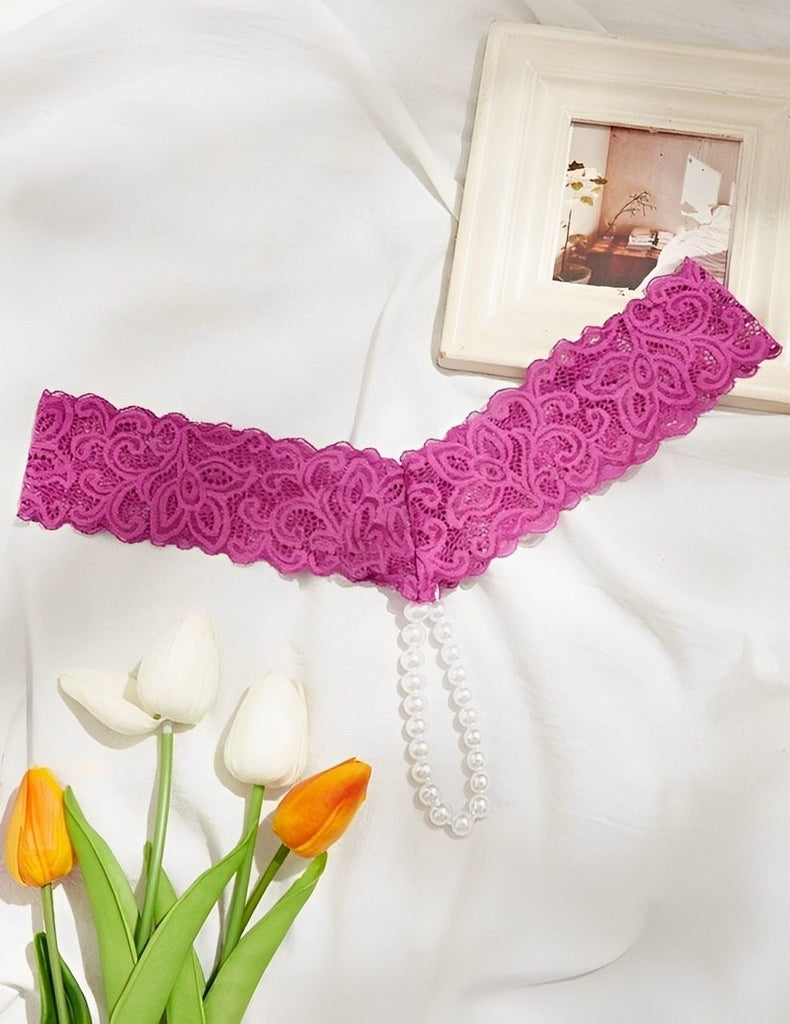 Calcinha de renda com detalhes em pérolas