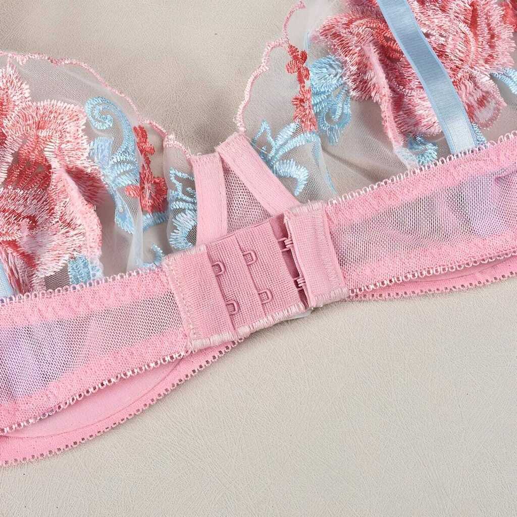 Lingerie com bordado em flores e ligas de perna 