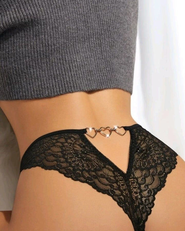 Calcinha de renda com detalhes em corações