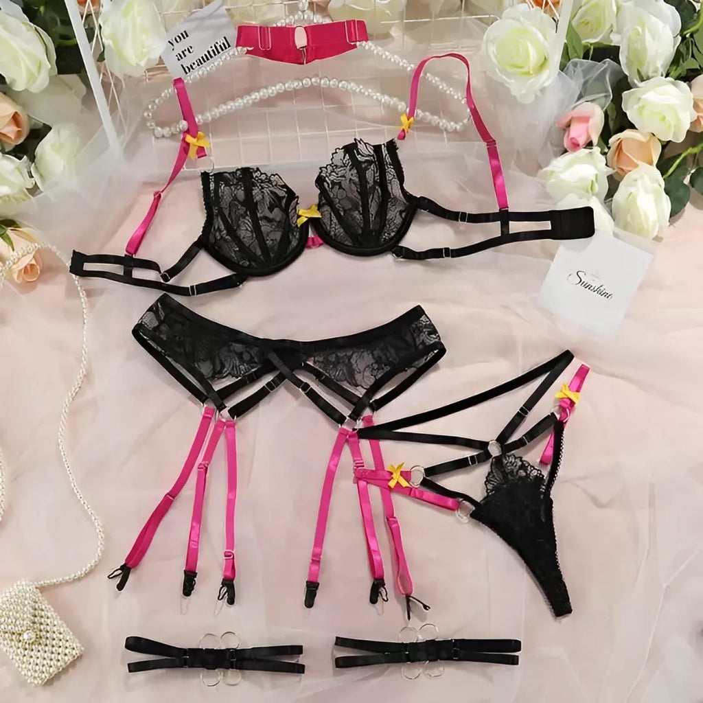 Lingerie rendada com cinta liga e gargantilha