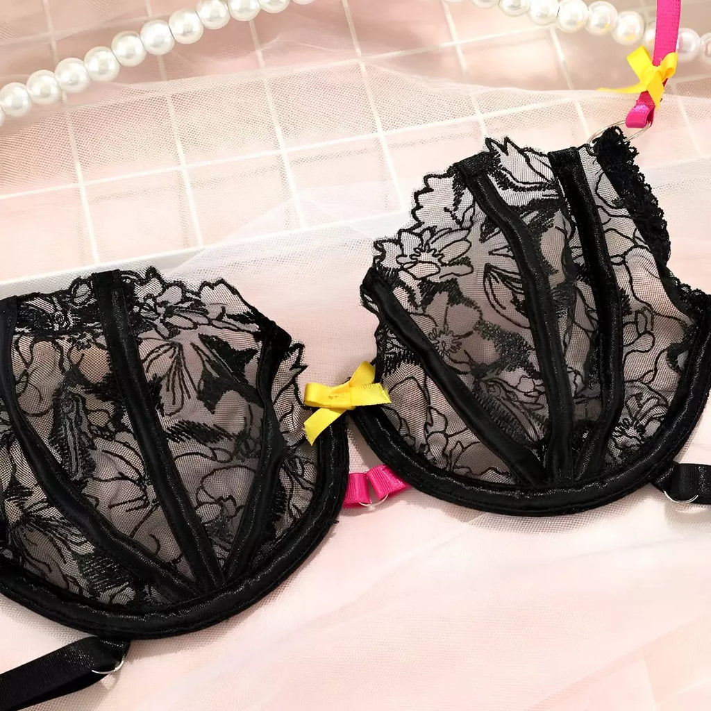 Lingerie rendada com cinta liga e gargantilha