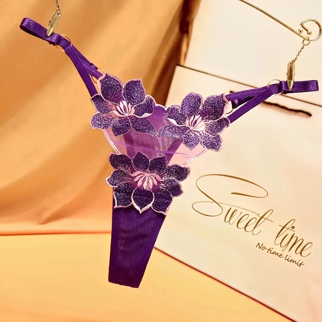 Calcinha com regulagem e bordado em flor